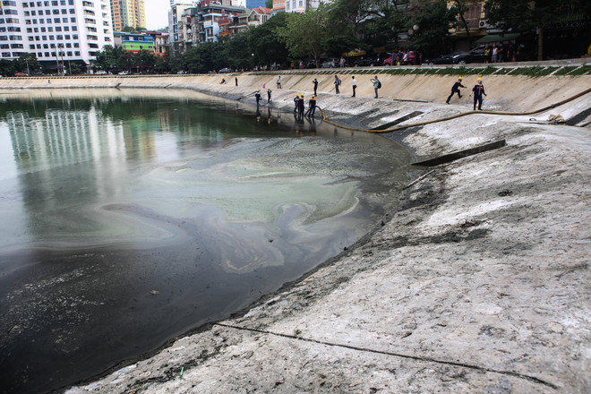[Photo] Tốn hàng chục tỷ cải tạo hồ Ngọc Khánh vẫn bốc mùi hôi thối ảnh 2
