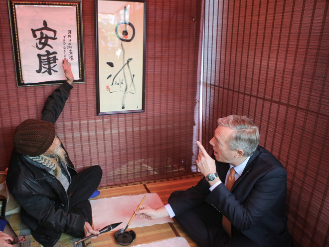 Đại sứ Mỹ Ted Osius đóng vai ông đồ tập viết thư pháp ảnh 3