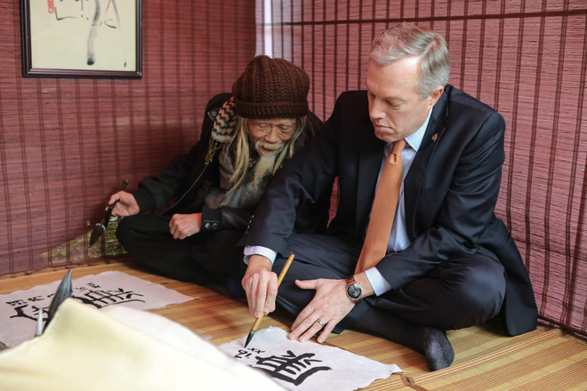 Đại sứ Mỹ Ted Osius đóng vai ông đồ tập viết thư pháp ảnh 5