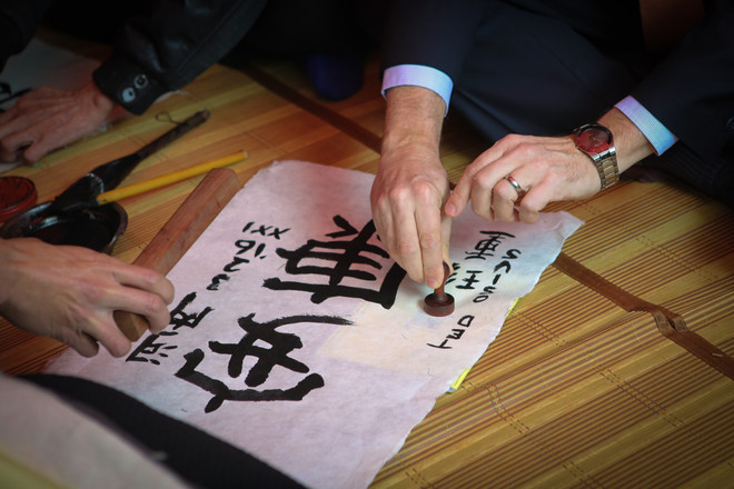 Đại sứ Mỹ Ted Osius đóng vai ông đồ tập viết thư pháp ảnh 8