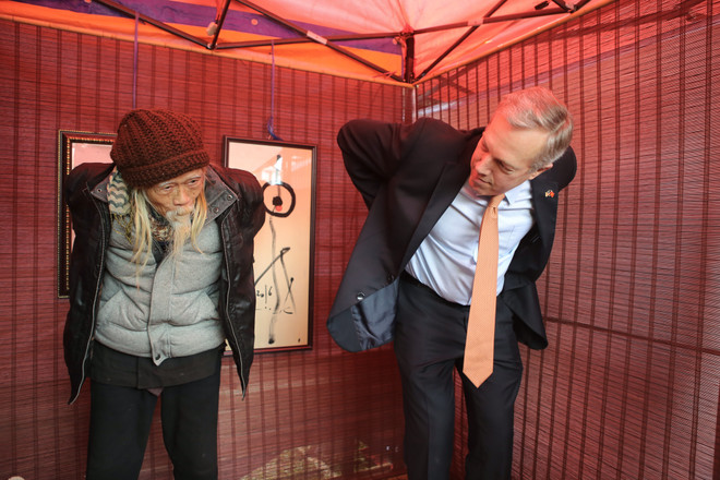 Đại sứ Mỹ Ted Osius đóng vai ông đồ tập viết thư pháp ảnh 2