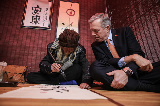 Đại sứ Mỹ Ted Osius đóng vai ông đồ tập viết thư pháp ảnh 10