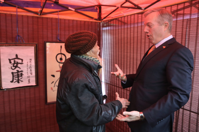 Đại sứ Mỹ Ted Osius đóng vai ông đồ tập viết thư pháp ảnh 1