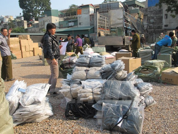 [Video] Thu giữ gần 3.000 bộ quần áo, cặp tóc giả nhãn hiệu ảnh 1