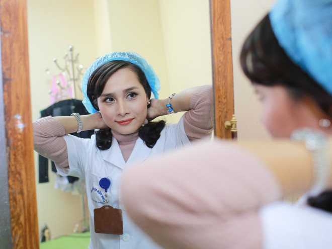 [Photo] Một ngày của nữ điều dưỡng viên xinh đẹp ảnh 3