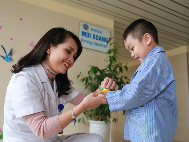 [Photo] Một ngày của nữ điều dưỡng viên xinh đẹp ảnh 12