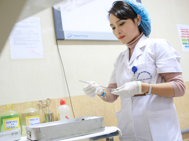 [Photo] Một ngày của nữ điều dưỡng viên xinh đẹp ảnh 4