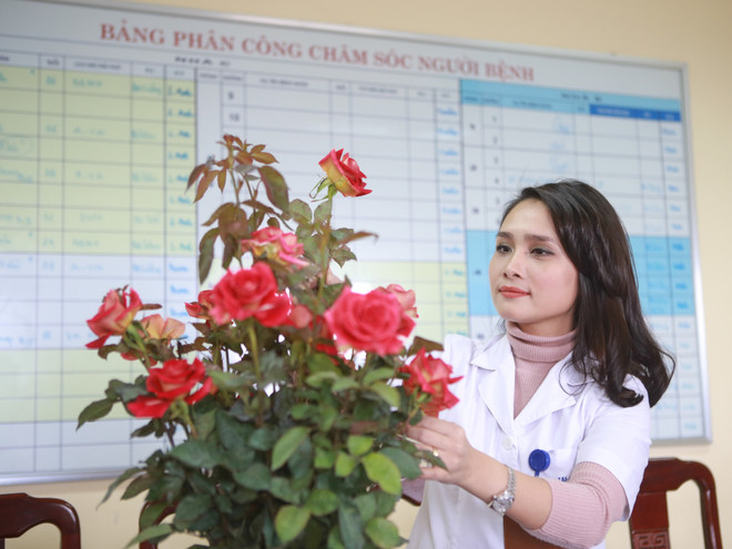 [Photo] Một ngày của nữ điều dưỡng viên xinh đẹp ảnh 10