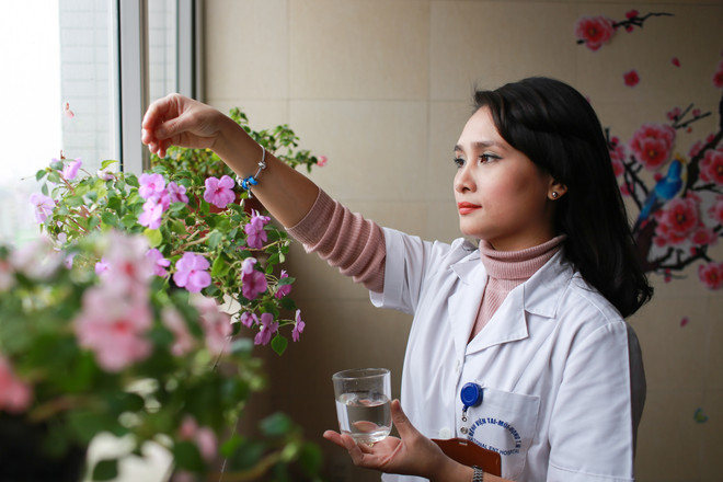 [Photo] Một ngày của nữ điều dưỡng viên xinh đẹp ảnh 11