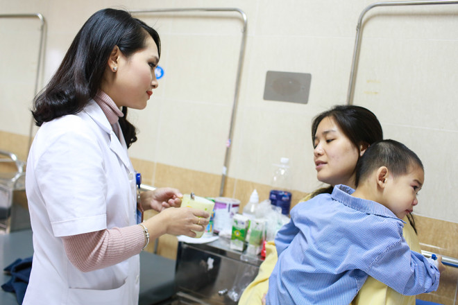 [Photo] Một ngày của nữ điều dưỡng viên xinh đẹp ảnh 8