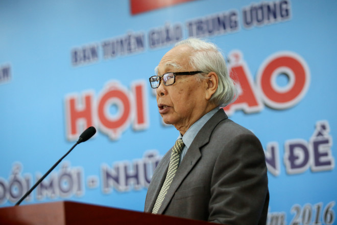 Nhà báo Phan Quang, Nguyên Chủ tịch Hội Nhà báo Việt Nam phát biểu tại Hội thảo. (Ảnh: Minh Sơn/Vietnam+) Hội thảo nhìn lại nền báo chí Việt Nam sau 30 năm đổi mới ảnh 3