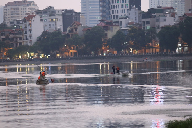 (Ảnh: Minh Sơn/Vietnam+) Tròn một năm sau sự cố, cá lại chết trắng hồ Hoàng Cầu ảnh 4