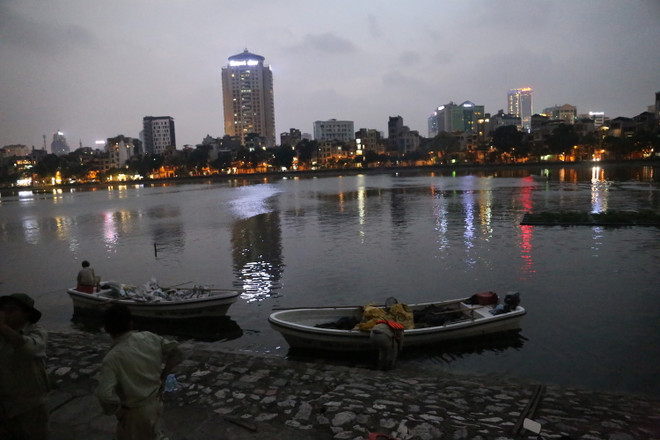 (Ảnh: Minh Sơn/Vietnam+) Tròn một năm sau sự cố, cá lại chết trắng hồ Hoàng Cầu ảnh 6