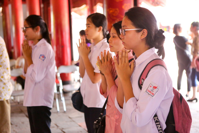 Trong buổi chiều, Di tích Văn Miếu - Quốc Tử Giám đón hàng trăm lượt sĩ tử đến cầu an, may mắn. Điều đáng nói, không có một trường hợp thí sinh nào cố tình sờ vào đầu rùa. (Ảnh: Minh Sơn/Vietnam+) Sĩ tử Hà Nội nô nức đến Văn Miếu cầu may trước ngày thi vào lớp 10 ảnh 10