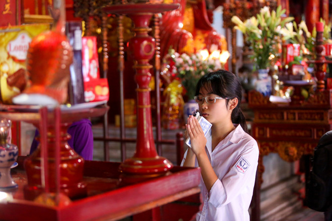 Một số sĩ tử còn cẩn thận mang cả bút ngày mai đi thi đến Văn Miếu cầu xin các bậc thánh hiền phù hộ làm bài tốt. (Ảnh: Minh Sơn/Vietnam+) Sĩ tử Hà Nội nô nức đến Văn Miếu cầu may trước ngày thi vào lớp 10 ảnh 7