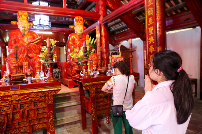 Nhiều gia đình còn mang cả đồ lễ, vàng mã đến làm lễ tại Văn Miếu. (Ảnh: Minh Sơn/Vietnam+) Sĩ tử Hà Nội nô nức đến Văn Miếu cầu may trước ngày thi vào lớp 10 ảnh 6