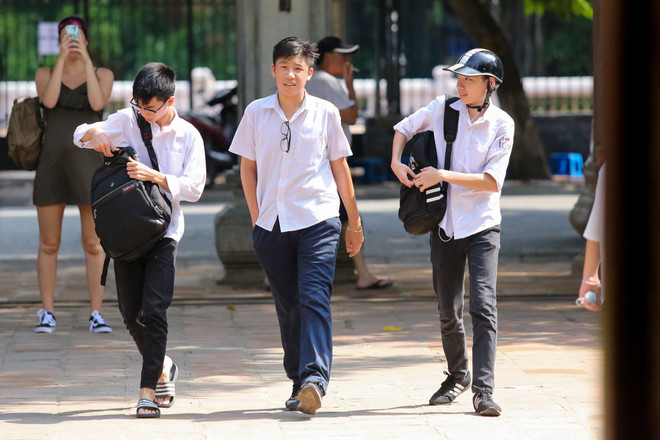 Trong buổi sáng 8/7, hơn 76.000 thí sinh trên Hà Nội đã đến các hội đồng thi nghe quy chế, làm thủ tục dự thi. Tâm lý lo lắng trước kỳ thi nên nhiều sĩ tử ở Thủ đô đã đến Văn Miếu - Quốc Tử Giám cầu may, mong mọi điều tốt lành trong kỳ thi vào lớp 10. (Ảnh: Minh Sơn/Vietnam+) Sĩ tử Hà Nội nô nức đến Văn Miếu cầu may trước ngày thi vào lớp 10 ảnh 2