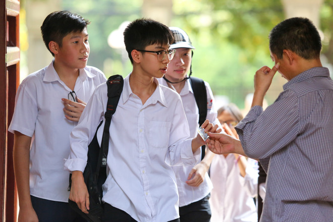 Các thí sinh chỉ cần trình thẻ căn cước công dân chứng nhận chưa đủ 15 tuổi sẽ được vào Văn Miếu - Quốc Tử Giám miễn phí. (Ảnh: Minh Sơn/Vietnam+) Sĩ tử Hà Nội nô nức đến Văn Miếu cầu may trước ngày thi vào lớp 10 ảnh 4