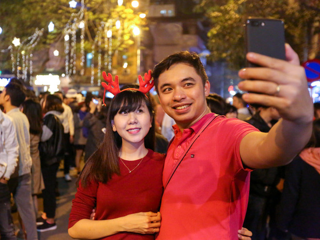 Người Hà Nội đổ ra đường đông nghịt đêm Giáng sinh ảnh 7