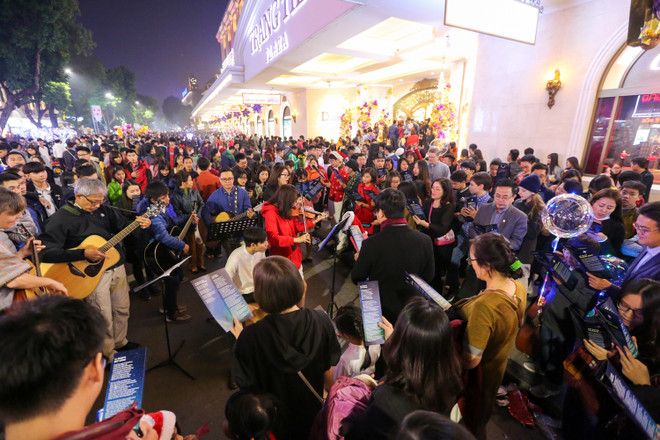 Người Hà Nội đổ ra đường đông nghịt đêm Giáng sinh ảnh 17