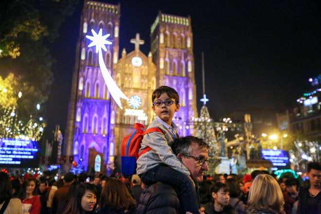 Người Hà Nội đổ ra đường đông nghịt đêm Giáng sinh ảnh 5