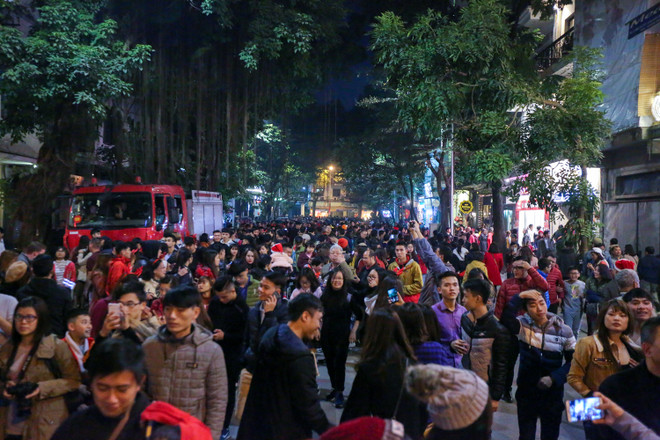 Người Hà Nội đổ ra đường đông nghịt đêm Giáng sinh ảnh 2