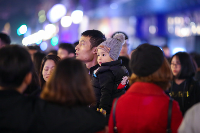 Người Hà Nội đổ ra đường đông nghịt đêm Giáng sinh ảnh 20