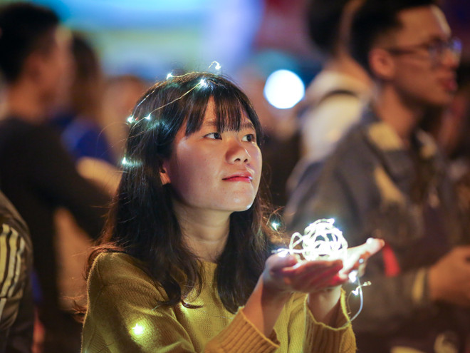 Người Hà Nội đổ ra đường đông nghịt đêm Giáng sinh ảnh 12