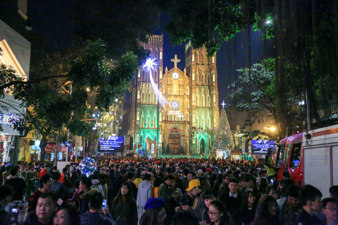 Người Hà Nội đổ ra đường đông nghịt đêm Giáng sinh ảnh 1