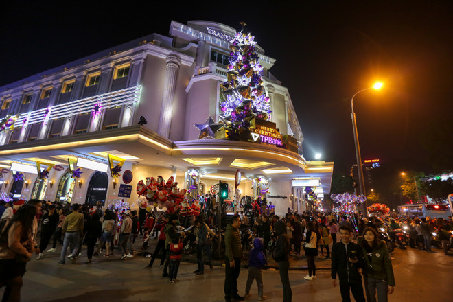 Người Hà Nội đổ ra đường đông nghịt đêm Giáng sinh ảnh 16