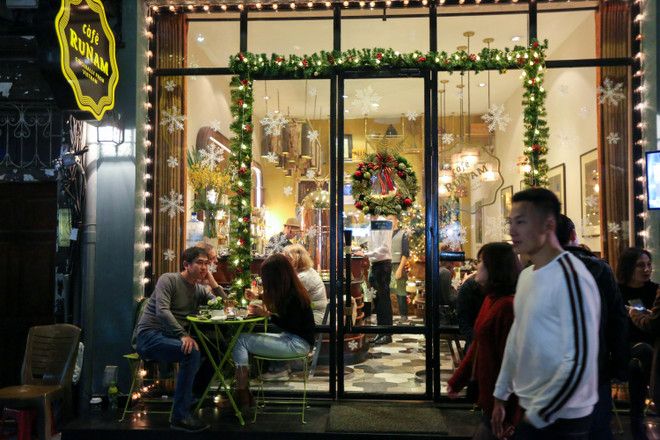 Người Hà Nội đổ ra đường đông nghịt đêm Giáng sinh ảnh 14