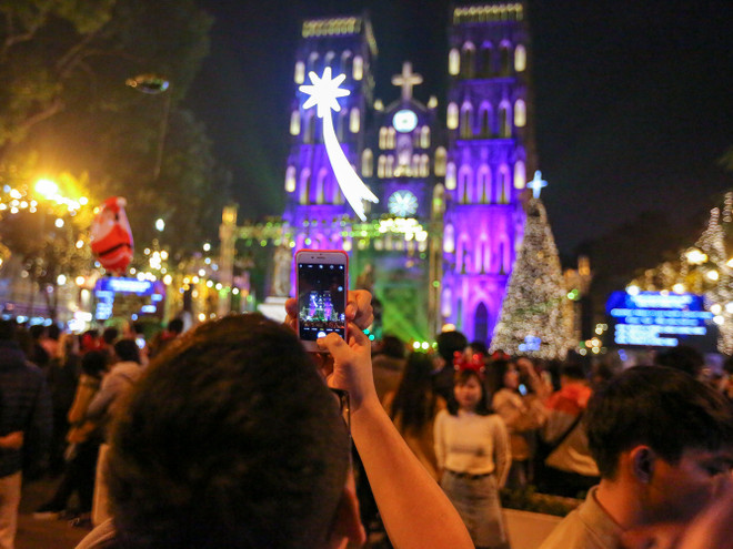 Người Hà Nội đổ ra đường đông nghịt đêm Giáng sinh ảnh 3