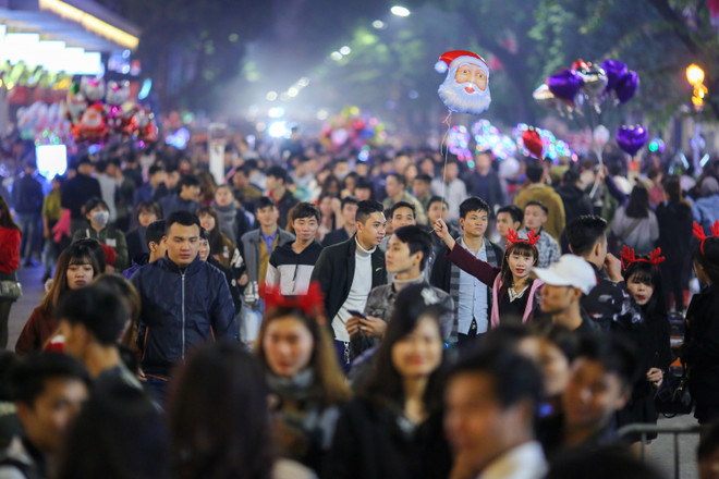 Người Hà Nội đổ ra đường đông nghịt đêm Giáng sinh ảnh 19