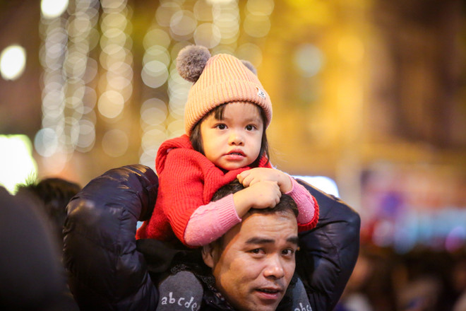 Người Hà Nội đổ ra đường đông nghịt đêm Giáng sinh ảnh 8