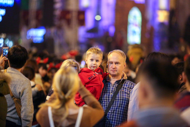 Người Hà Nội đổ ra đường đông nghịt đêm Giáng sinh ảnh 4