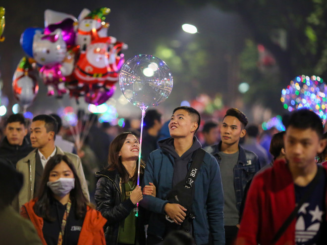 Người Hà Nội đổ ra đường đông nghịt đêm Giáng sinh ảnh 18