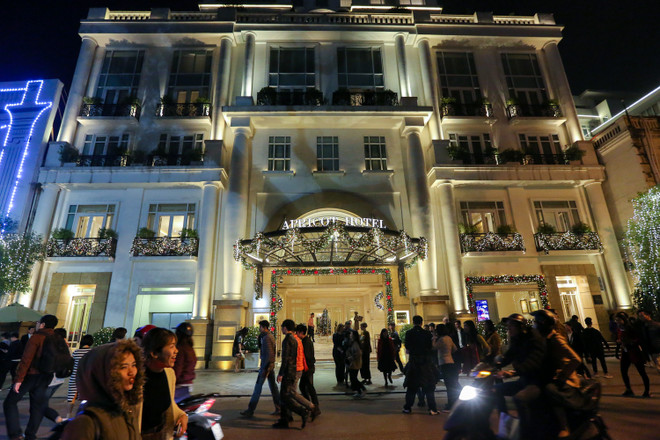 Người Hà Nội đổ ra đường đông nghịt đêm Giáng sinh ảnh 15