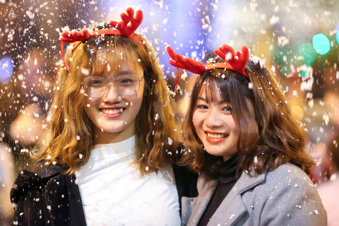 Người Hà Nội đổ ra đường đông nghịt đêm Giáng sinh ảnh 10