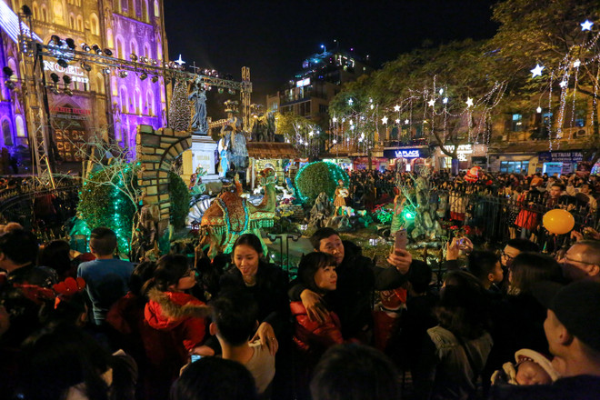 Người Hà Nội đổ ra đường đông nghịt đêm Giáng sinh ảnh 6