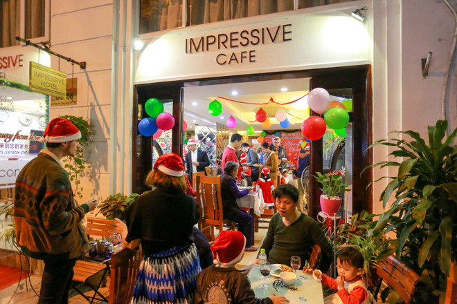 Người Hà Nội đổ ra đường đông nghịt đêm Giáng sinh ảnh 13