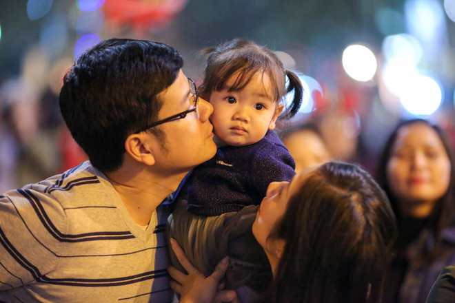 Người Hà Nội đổ ra đường đông nghịt đêm Giáng sinh ảnh 11
