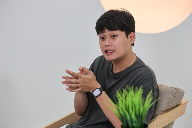 Duy Thẩm cho biết phải mất gần 1 năm mới có thể tự tin nói trước ống kính. (Ảnh: Minh Sơn/Vietnam+) 9X Duy Thẩm: Từ con số 0 đến reviewer công nghệ triệu views ảnh 1