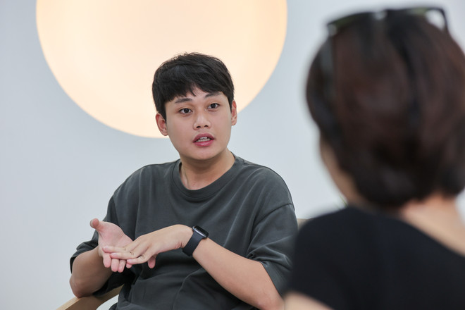 (Ảnh: Minh Sơn/Vietnam+) 9X Duy Thẩm: Từ con số 0 đến reviewer công nghệ triệu views ảnh 5