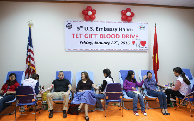 Hiến máu nhân đạo, món quà Tết đầy ý nghĩa của Đại sứ quán Hoa Kỳ ảnh 1