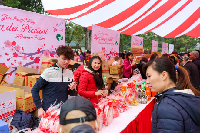 Ấm áp phiên chợ Tết 0 đồng cho người nghèo ở Hà Nội ảnh 9