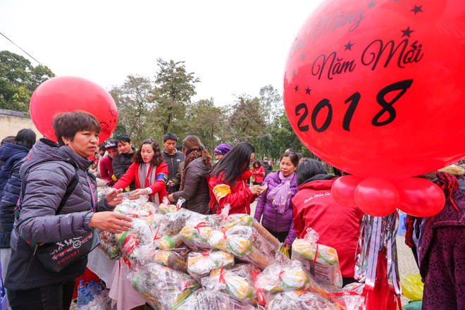 Ấm áp phiên chợ Tết 0 đồng cho người nghèo ở Hà Nội ảnh 6