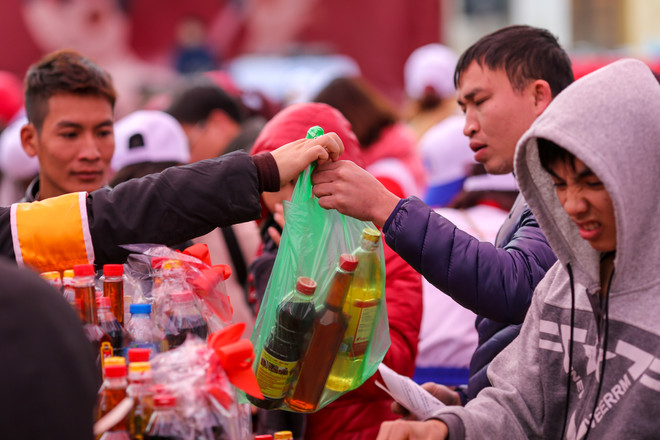 Ấm áp phiên chợ Tết 0 đồng cho người nghèo ở Hà Nội ảnh 12