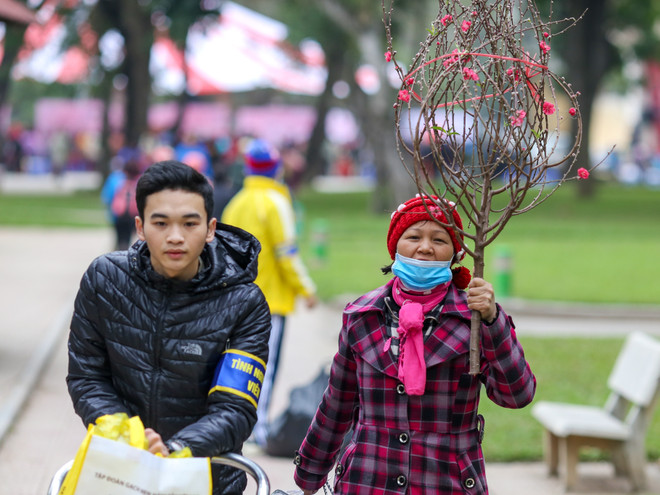 Ấm áp phiên chợ Tết 0 đồng cho người nghèo ở Hà Nội ảnh 17