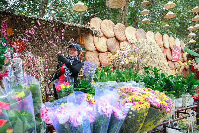 Du khách 'choáng' với mâm ngũ quả khổng lồ ở chợ Tết cuối năm ảnh 8