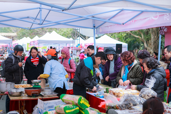 Du khách 'choáng' với mâm ngũ quả khổng lồ ở chợ Tết cuối năm ảnh 10